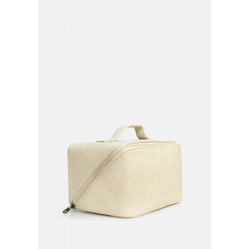 Rozkładana, skórzana kosmetyczka w beżowym kolorze z uchwytem, z tłoczonym logo marki Cholewiński na przodzie produktu, zdjęcie ze skosu