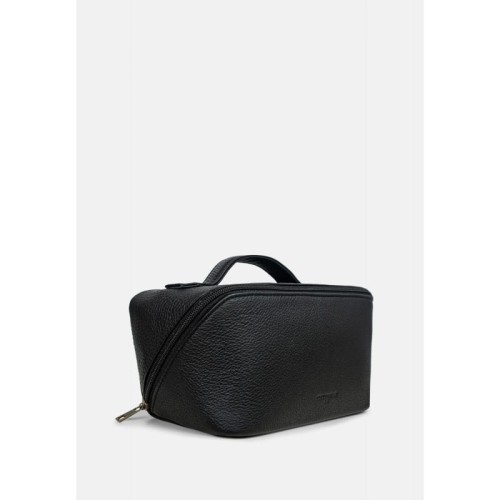 Rozkładana, skórzana kosmetyczka w czarnym kolorze z uchwytem, z tłoczonym logo marki Cholewiński na przodzie produktu, zdjęcie ze skosu