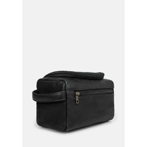 Rozkładana, skórzana kosmetyczka w czarnym kolorze z uchwytem, z tłoczonym logo marki Cholewiński na przodzie produktu, zdjęcie ze skosu