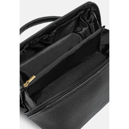 Rozkładana, skórzana kosmetyczka w czarnym kolorze z uchwytem, z tłoczonym logo marki Cholewiński na przodzie produktu, zdjęcie z góry na otwartą kosmetyczkę ukazujące wnętrze kosmetyczki