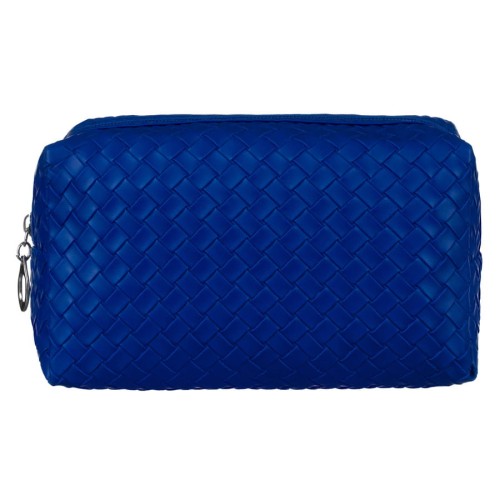 Niebieska, stylowa kosmetyczka z plecioną fakturą ze skóry ekologicznej. Idealna w podróży i na co dzień. Posiada solidny zamek oraz wykończone podszewką wnętrze. Wymiary: 18x11x7 cm. Zdjęcie z przodu.