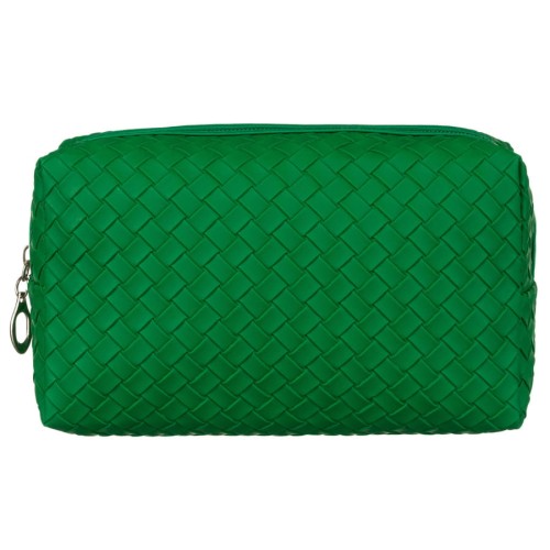 Zielona, stylowa kosmetyczka z plecioną fakturą ze skóry ekologicznej. Idealna w podróży i na co dzień. Posiada solidny zamek oraz wykończone podszewką wnętrze. Wymiary: 18x11x7 cm. Zdjęcie z przodu.