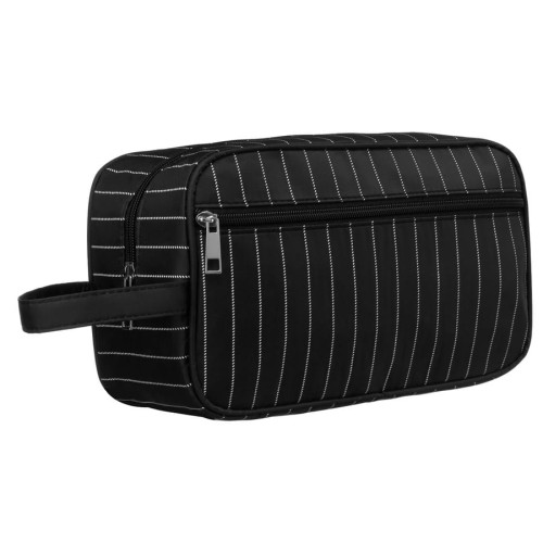 Kosmetyczka podróżna Rovicky w kolorze czarnym w cienkie białe paski, z kieszonką na drobne przedmioty i wygodnym zamkiem błyskawicznym. Zdjęcie przodu ze skosu.