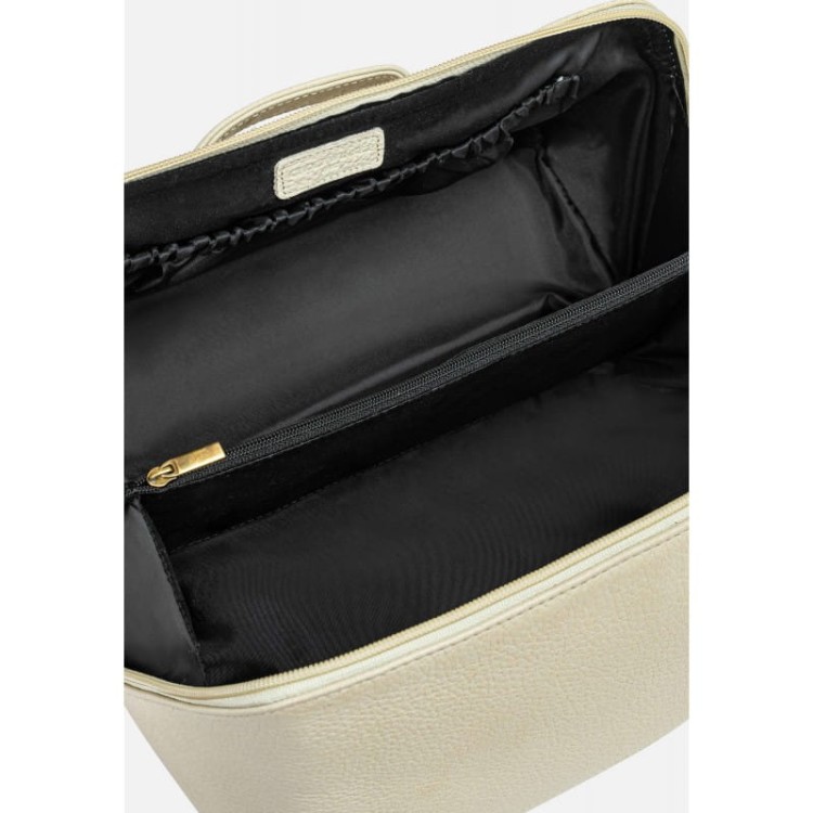 Rozkładana, skórzana kosmetyczka w beżowym kolorze z uchwytem, z tłoczonym logo marki Cholewiński na przodzie produktu, zdjęcie z góry na otwartą kosmetyczkę ukazujące wnętrze kosmetyczki