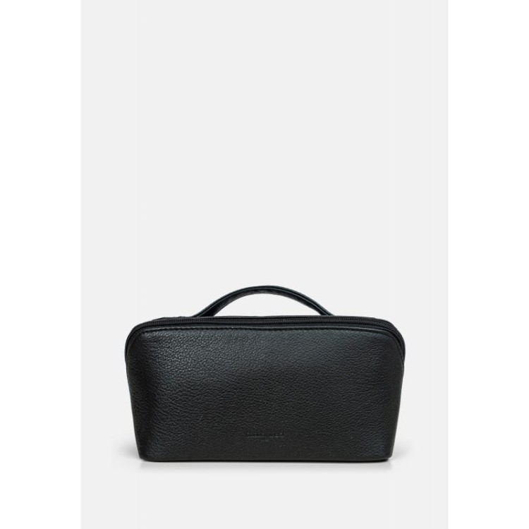 Rozkładana, skórzana kosmetyczka w czarnym kolorze z uchwytem, z tłoczonym logo marki Cholewiński na przodzie produktu, zdjęcie z przodu