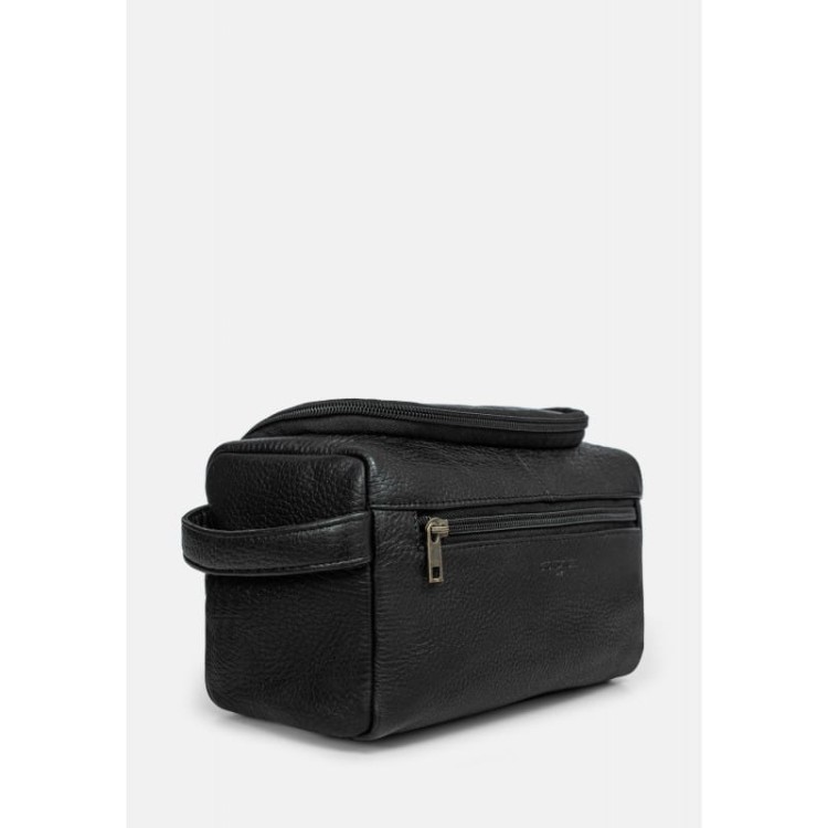 Rozkładana, skórzana kosmetyczka w czarnym kolorze z uchwytem, z tłoczonym logo marki Cholewiński na przodzie produktu, zdjęcie ze skosu