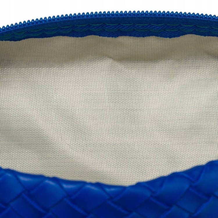 Niebieska, stylowa kosmetyczka z plecioną fakturą ze skóry ekologicznej. Idealna w podróży i na co dzień. Posiada solidny zamek oraz wykończone podszewką wnętrze. Wymiary: 18x11x7 cm. Zdjęcie wnętrza kosmetyczki