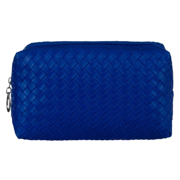 Niebieska, stylowa kosmetyczka z plecioną fakturą ze skóry ekologicznej. Idealna w podróży i na co dzień. Posiada solidny zamek oraz wykończone podszewką wnętrze. Wymiary: 18x11x7 cm. Zdjęcie z przodu.