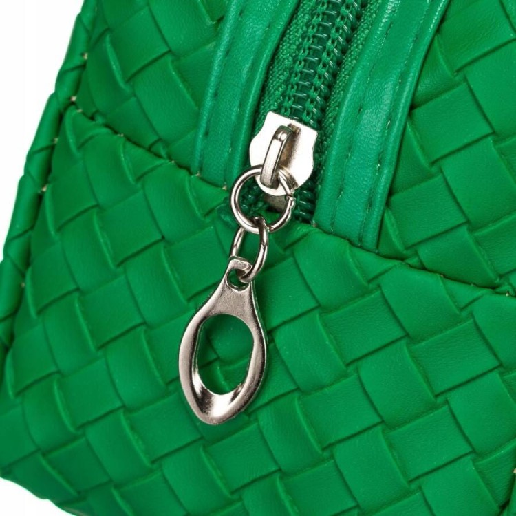 Zielona, stylowa kosmetyczka z plecioną fakturą ze skóry ekologicznej. Idealna w podróży i na co dzień. Posiada solidny zamek oraz wykończone podszewką wnętrze. Wymiary: 18x11x7 cm. Zdjęcie przybliżające zapięcie.
