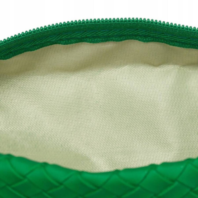 Zielona, stylowa kosmetyczka z plecioną fakturą ze skóry ekologicznej. Idealna w podróży i na co dzień. Posiada solidny zamek oraz wykończone podszewką wnętrze. Wymiary: 18x11x7 cm. Zdjęcie wnętrza kosmetyczki