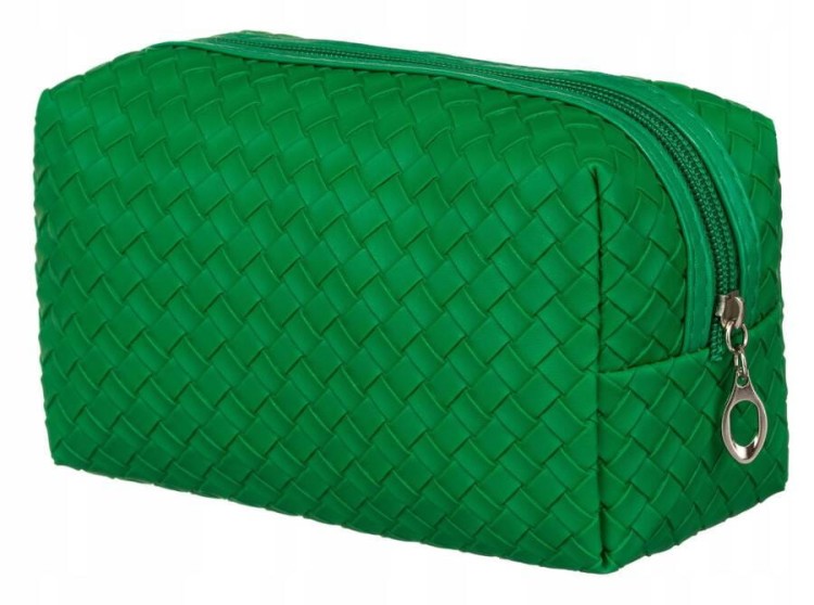 Zielona, stylowa kosmetyczka z plecioną fakturą ze skóry ekologicznej. Idealna w podróży i na co dzień. Posiada solidny zamek oraz wykończone podszewką wnętrze. Wymiary: 18x11x7 cm. Zdjęcie ze skosu-prawa strona