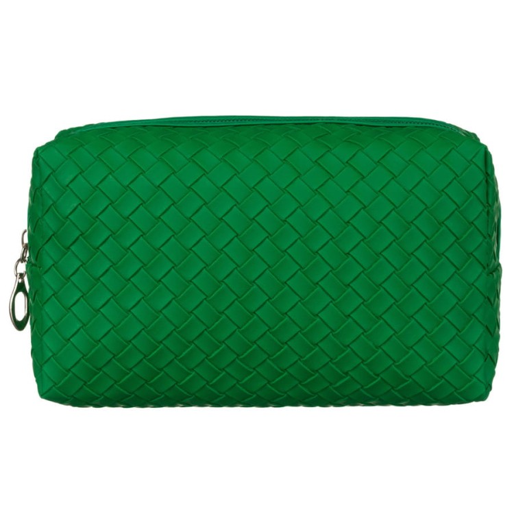 Zielona, stylowa kosmetyczka z plecioną fakturą ze skóry ekologicznej. Idealna w podróży i na co dzień. Posiada solidny zamek oraz wykończone podszewką wnętrze. Wymiary: 18x11x7 cm. Zdjęcie z przodu.
